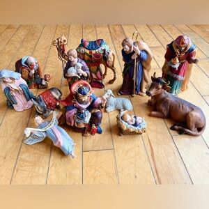 Kirkland Signature Y2K Vintage 13 Piece Porcelain Nativity with Wood Crèche